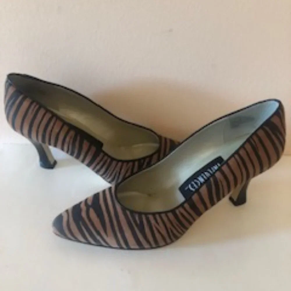 Fashion Influences Leopard print leather high heels. Size: 7.5